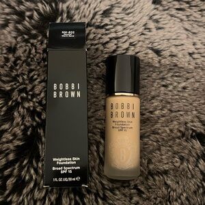 Bobbi Brown Weightless Skin Oil-Controlling Foundation SPF 15 NW-032